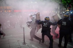 600439_des-echauffourees-eclatent-lors-d-une-manifestation-contre-le-mariage-gay-a-paris-le-16-mai-2013